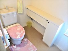 弘前市泉野３丁目　中古住宅 ２階トイレの様子 ２階のトイレはちょっとした棚があり、幅広のお手洗いになっております。