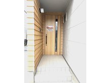 天童市東本町二丁目11-18　C棟　【一戸建て】 ナチュラルな玄関ドアが素敵です！