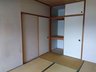 サンシティ会津旭町 和室は家事をする空間としても大活躍！ 畳の上に座って作業できるため、洗濯物をたたんだり、アイロンがけに最適です！