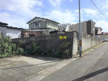 根城１（本八戸駅） 1250万円 現地（2023年10月）撮影 北側は高低差があり、擁壁があります。