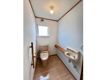 会津若松市一箕町 松長３丁目 戸建て 小窓付きで、明るい雰囲気のトイレになっております。