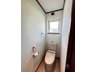 会津若松市一箕町 松長３丁目 戸建て 小窓からは、日中光が差し込み明るいトイレとなっております。
