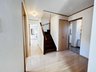 会津若松市一箕町 松長３丁目 戸建て 日当たりが良く明るさのある1階廊下はゆとりもあり温かみのある空間となっています。