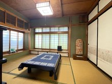 山形市寿町【既存住宅】 1階茶の間和室6帖は、キッチン・ダイニング から小上がりになっており、落ち着く空間と なっております！