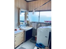 福島市北沢又字稲荷西 戸建て 広めの洗面所は、大きな窓があり明るい雰囲気です。