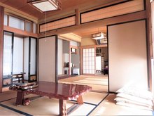 余目字梵天塚 1880万円 １階居間スペース撮影、南側に面し陽当たり良好♪続き間にすることで14畳の大空間に広がります！