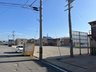 港町２（青森駅） 6000万円 東側の道路の様子（北側から撮影） 土地に隣接して公共のゴミ置場が設置されています。