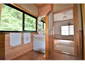 【雄大な景色・小川のせせらぎ】三和町、手入れの行き届いた中古物件です。 2階洗面所。木のぬくもりが感じられる空間です。洗面所は1階にもあります。