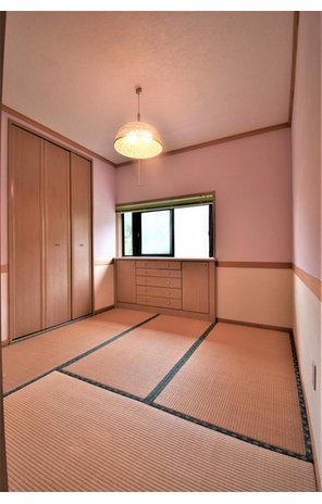 【雄大な景色・小川のせせらぎ】三和町、手入れの行き届いた中古物件です。 2階子供部屋。可愛らしい色の京壁です。建具のデザインにもこだわり、素敵な空間に仕上がっています。