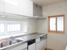 野田町字寺ノ内　2棟同時販売 白を基調とした清潔なキッチンです。室内（2021年6月）撮影