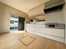福沢町（細谷駅） 890万円 システムキッチンはお料理をする際に広く、使い勝手の良い仕様です。また、掃除のしやすさも特徴です◎