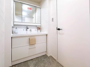グランステイツ二俣川 毎日の疲れを癒すバスルームはもちろん追い焚き機能ございます。浴室換気乾燥機も装備しています♪
