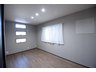 文蔵５（南浦和駅） 5490万円 約6.8帖の洋室！ゆとりあるお部屋にどのように家具を配置しようか想像が膨らみますね。