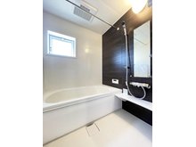 氷川町（鴻巣駅） 3180万円～3480万円 一日の疲れを癒すバスルームは浴室乾燥機付きでいつでも快適バスタイム