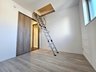 松江３（船堀駅） 4580万円 室内（2024年1月）撮影 2階洋室は上部に小屋裏収納がございます。使用時には可動はしごを下して利用していただけます。