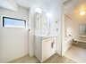 根岸台３（朝霞駅） 3498万円 窓のある明るい洗面所で毎日の身支度も気持ち良くお使い頂けます。