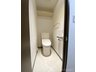 コスモ新座志木 快適な温水洗浄機能付。トイレ周りで利用する小物の収納に嬉しい収納棚付。