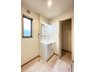 新駒林４（ふじみ野駅） 4180万円 窓のある明るい洗面所で毎日の身支度も気持ち良くお使い頂けます。