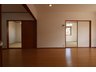 泉町（木崎駅） 1480万円 リビング｜床に反射した日差しがお部屋全体を柔らかく照らしてくれます。木目を基調にしたリビングは清潔感とお部屋の広さを感じられます♪（2024年4月撮影）