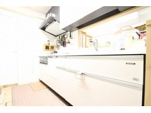 フォレシアムエアリーハウス ワイドタイプのキッチンの為、調理スペースが広く確保でき、後ろのスペースも余裕があり、調理しやすく奥にはパントリーもございます。 室内（2024年4月）撮影