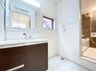上青木西５ 3280万円 窓のある明るい洗面所で毎日の身支度も気持ち良くお使い頂けます。