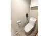 ライオンズマンション朝霞本町第二 快適な温水洗浄機能付。トイレ周りで利用する小物の収納に嬉しい収納棚付。