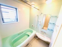 中島２ 3980万円 浴室には窓、浴室換気乾燥機、追い炊き機能が付いています