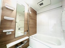 下永谷北パークホームズ 毎日の疲れを癒すバスルームはもちろん追い焚き機能ございます。浴室換気乾燥機も装備しています♪