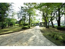 羽沢３（鶴瀬駅） 2400万円 谷津の森公園(自転車で約3分)まで550m ◆園内には多くの樹木が植えられている緑豊かな憩いのスポットです。春には駅前通りの桜並木を楽しむことが出来ます。