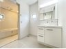 大字大門 4838万円 窓のある明るい洗面所で毎日の身支度も気持ち良くお使い頂けます。