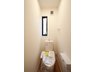大島５（鈴木町駅） 3980万円 現地（2022年10月）撮影 1階トイレ　窓があり明るいトイレです。