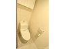 コーラルハイツ志木 快適な温水洗浄機能付。トイレ周りで利用する小物の収納に嬉しい収納棚付。