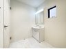奈良町（宮原駅） 3899万円 窓のある明るい洗面所で毎日の身支度も気持ち良くお使い頂けます。