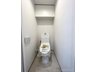 ランドステージ西高島平 快適な温水洗浄機能付。トイレ周りで利用する小物の収納に嬉しい収納棚付。