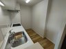 ダイアパレス草加松原 キッチンの背面にもしっかりとスペースを確保しておりますので、冷蔵庫や食器棚の置場所にも困りません。