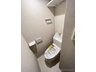 鶴瀬スカイマンション 快適な温水洗浄機能付。トイレ周りで利用する小物の収納に嬉しい収納棚付。