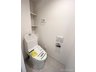 ライオンズヒルズ和光 快適な温水洗浄機能付。トイレ周りで利用する小物の収納に嬉しい収納棚付。