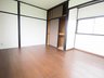 犬田（岩瀬駅） 1298万円 室内（2022年9月）撮影 ２階居室 窓からも明るい陽射しが注ぎ込み、部屋中を照らしてくれます。