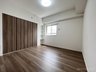 アンビシャスみずほ台 各居室に収納スペースが設けられ，生活スペースを広く利用できます：洋室約6.0帖