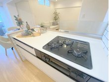 豊玉南住宅　 忙しい家事をサポートしてくれる食洗機付き二列型キッチン、一目でリビングを見渡せる開放的なオープンスタイル