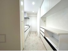 クリオ横浜大口参番館 キッチンと同色のカップボードを標準装備♪床下収納もあり収納スペースが豊富なキッチンです。