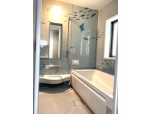 押堀（東金駅） 2580万円 室内（2024年3月）撮影 壁面にイラストのあるお洒落な浴室です！窓もあるので換気にも最適です