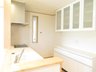 グラートカーサ八千代台7　【一戸建て】 キッチンには、システムキッチン同仕様の造り付け食器棚１８０センチ幅そしてパントリー棚が便利。