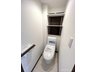 青木橋スカイハイツ 快適な温水洗浄機能付。トイレ周りで利用する小物の収納に嬉しい収納棚付。