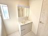大字峯 3990万円 忙しい朝の身支度に便利な三面鏡付き洗面化粧台！