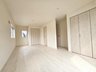 大字峯 3890万円 10.26帖の洋室！ゆとりあるお部屋にどのように家具を配置しようか想像が膨らみますね。