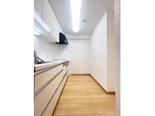 アーベイン・エス朝霞三原 リビング・ダイニングのスペースを広く活用できる独立型タイプのキッチン。