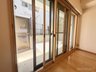 アーベイン・エス朝霞三原 リビングの窓は防音や結露対策にも嬉しい二重窓仕様。