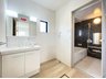 菖蒲町菖蒲 2580万円 窓のある明るい洗面所で毎日の身支度も気持ち良くお使い頂けます。