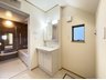 中島２（南与野駅） 3990万円～4290万円 窓のある明るい洗面所で毎日の身支度も気持ち良くお使い頂けます。